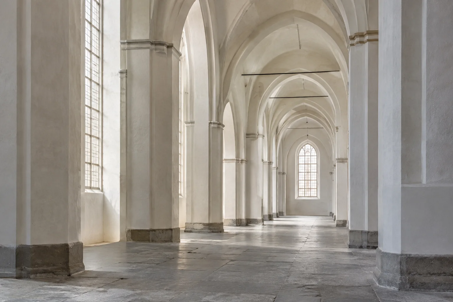 Een tweede denkbeeldige kerkgang zonder objecten of echte kunstwerken.