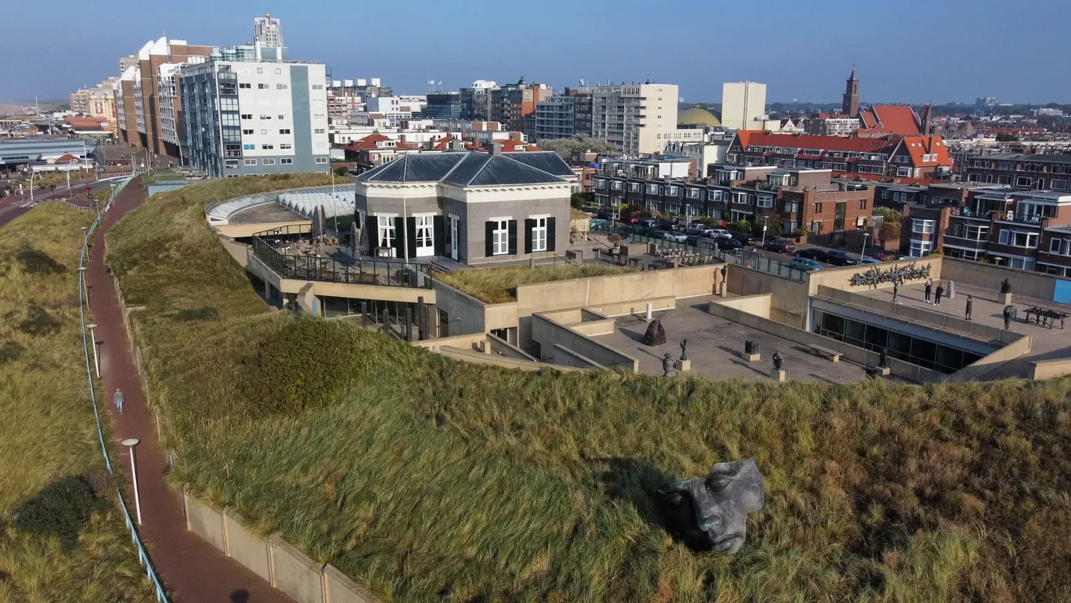 Luchtfoto van het museumgebouw in de duinen van Scheveningen.