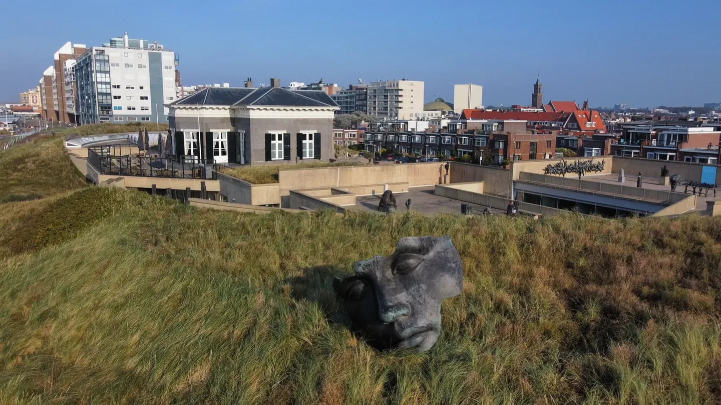 Aerial view of the museum building and its courtyard.