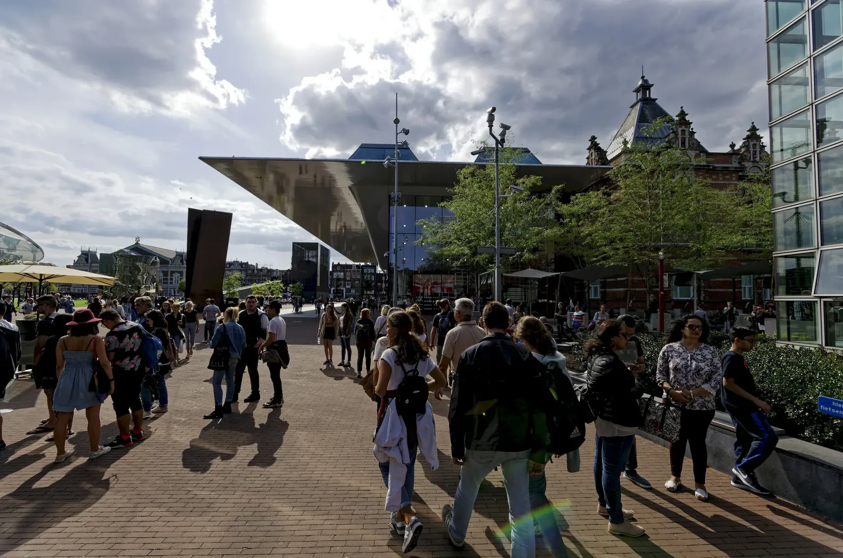 Bezoekers op het Museumplein met het Stedelijk Museum op de achtergrond.