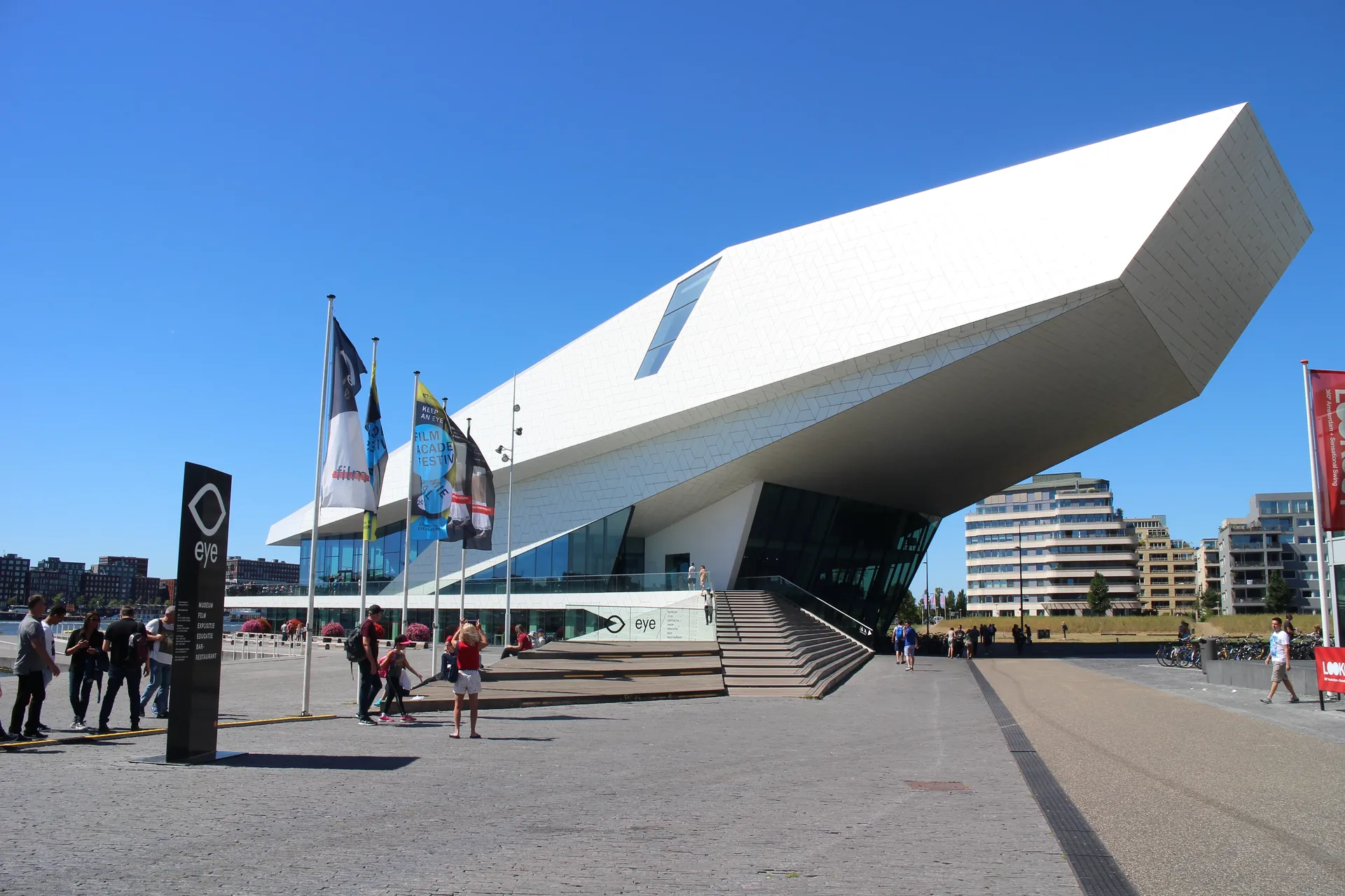Wit hoekig gebouw van Eye Filmmuseum met de trappen naar de entree.