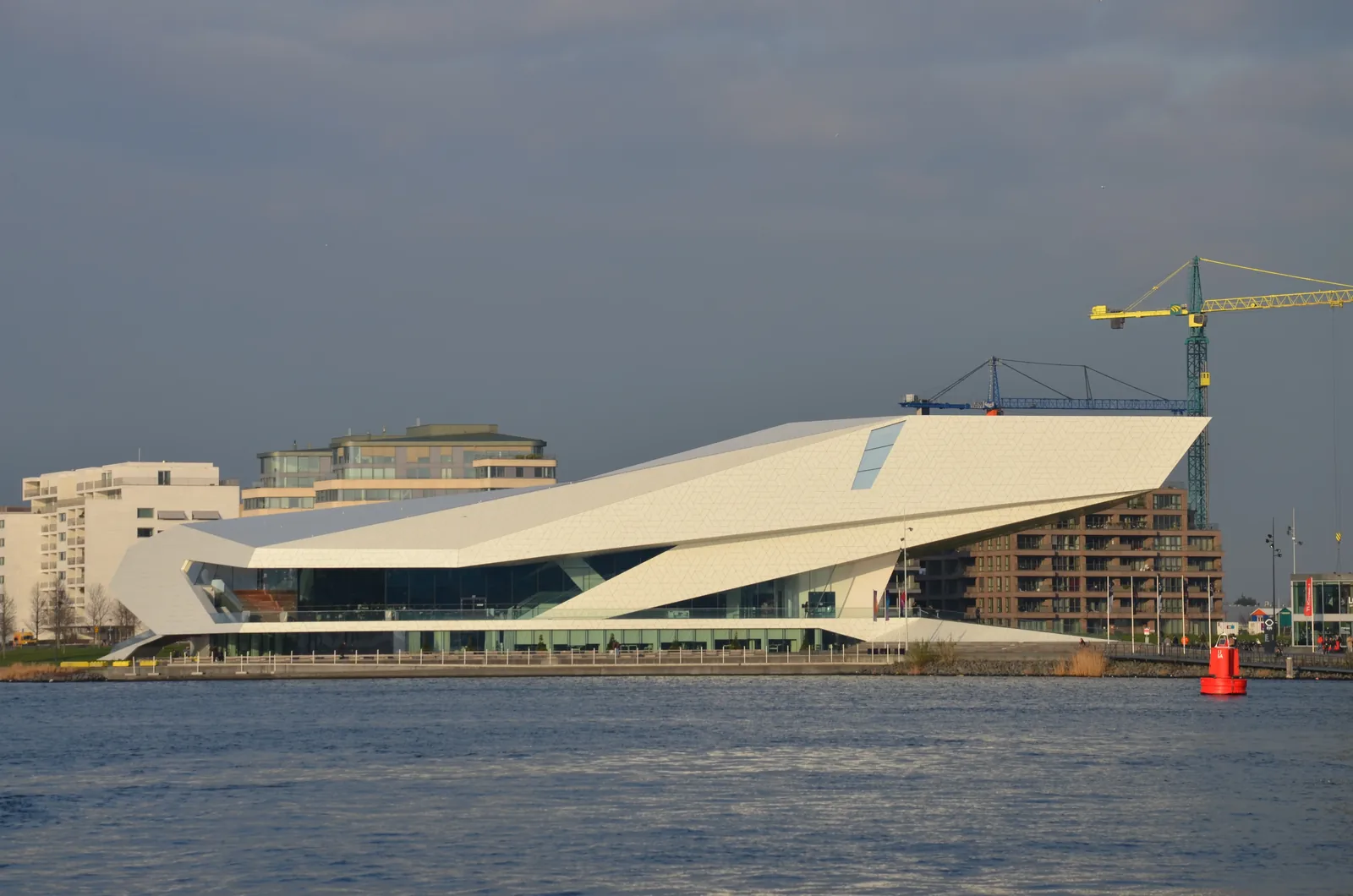 Eye Filmmuseum als wit gebouw aan de overkant van het IJ.