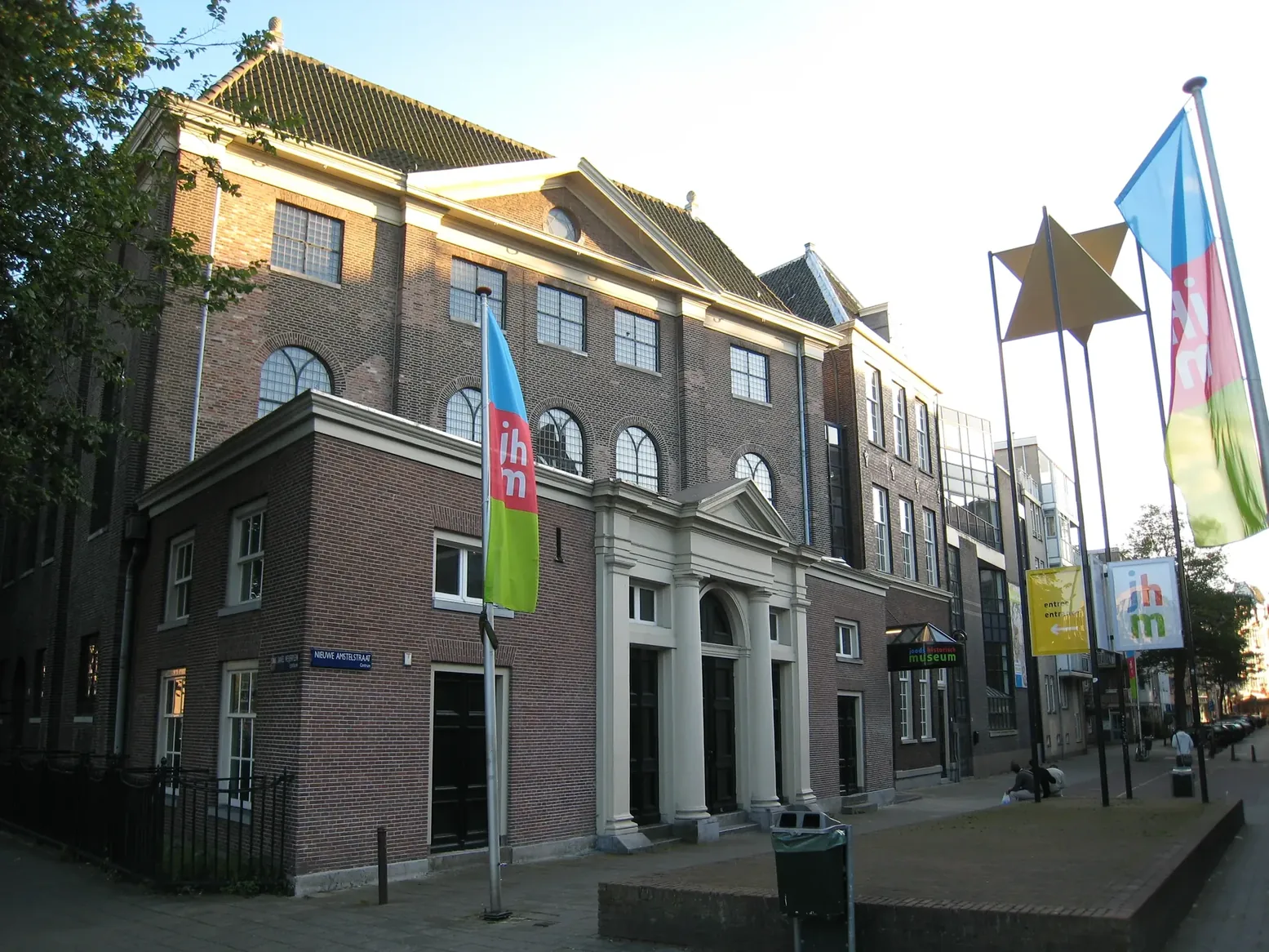 Bakstenen gevel en ingang van het Joods Museum in de Nieuwe Amstelstraat.