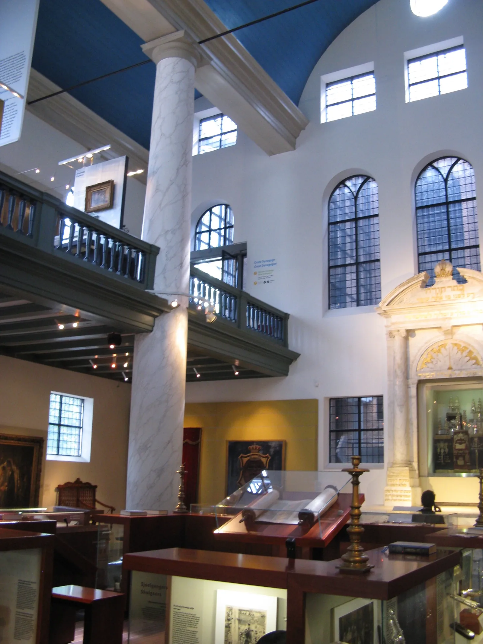 Interieur van de synagoge in het Joods Museum, 2011.