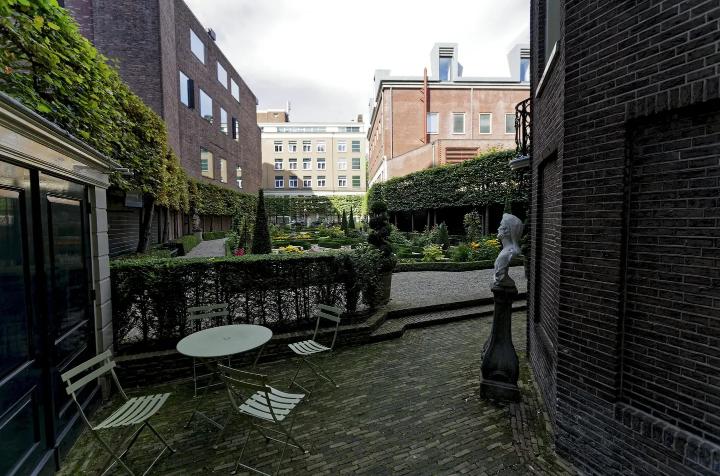 Le jardin au bord du canal de Huis Willet-Holthuysen.