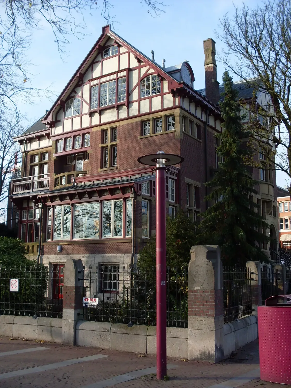 Seitenansicht der historischen Villa mit Fachwerkfassade und Backsteinmauern.
