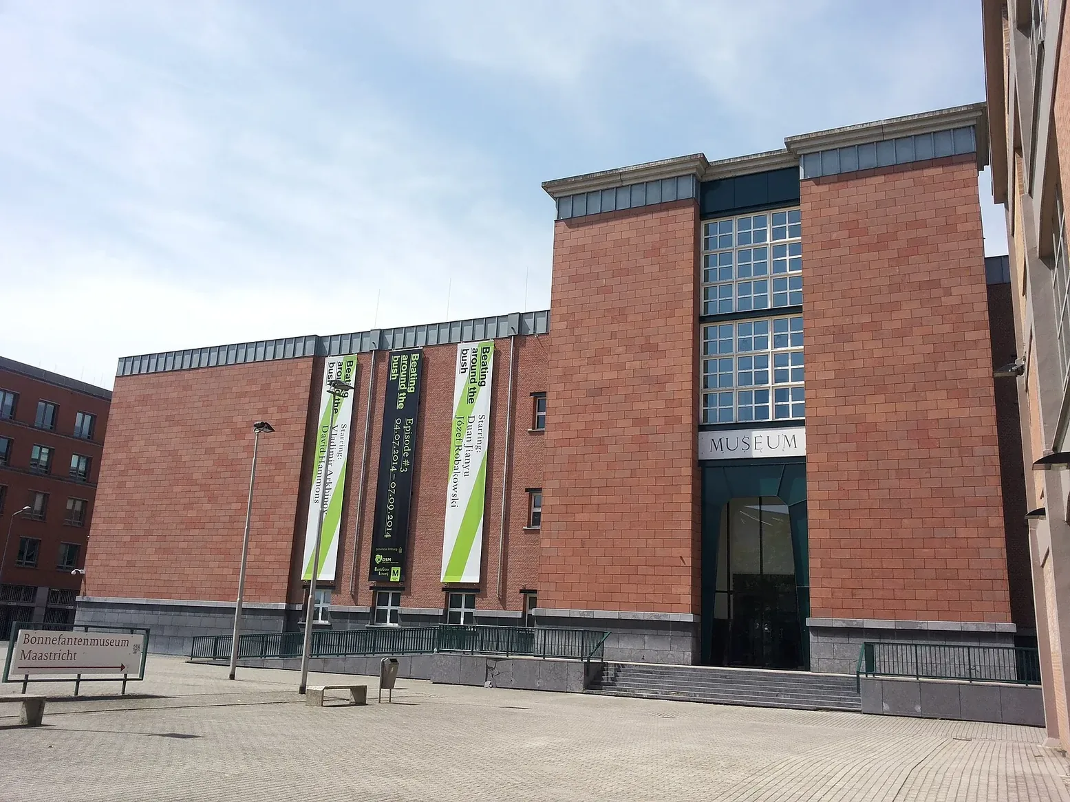 Bakstenen voorgevel van het Bonnefanten met hoge entreepartij en trappen.