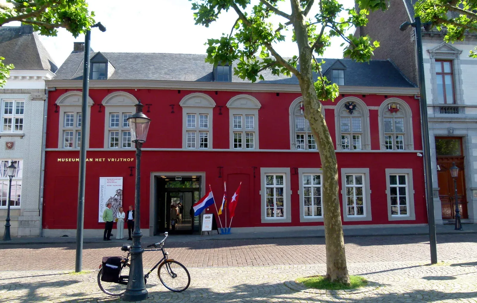 Rote Fassade des historischen Museumsgebäudes am Vrijthof mit dem früheren Museumsnamen.