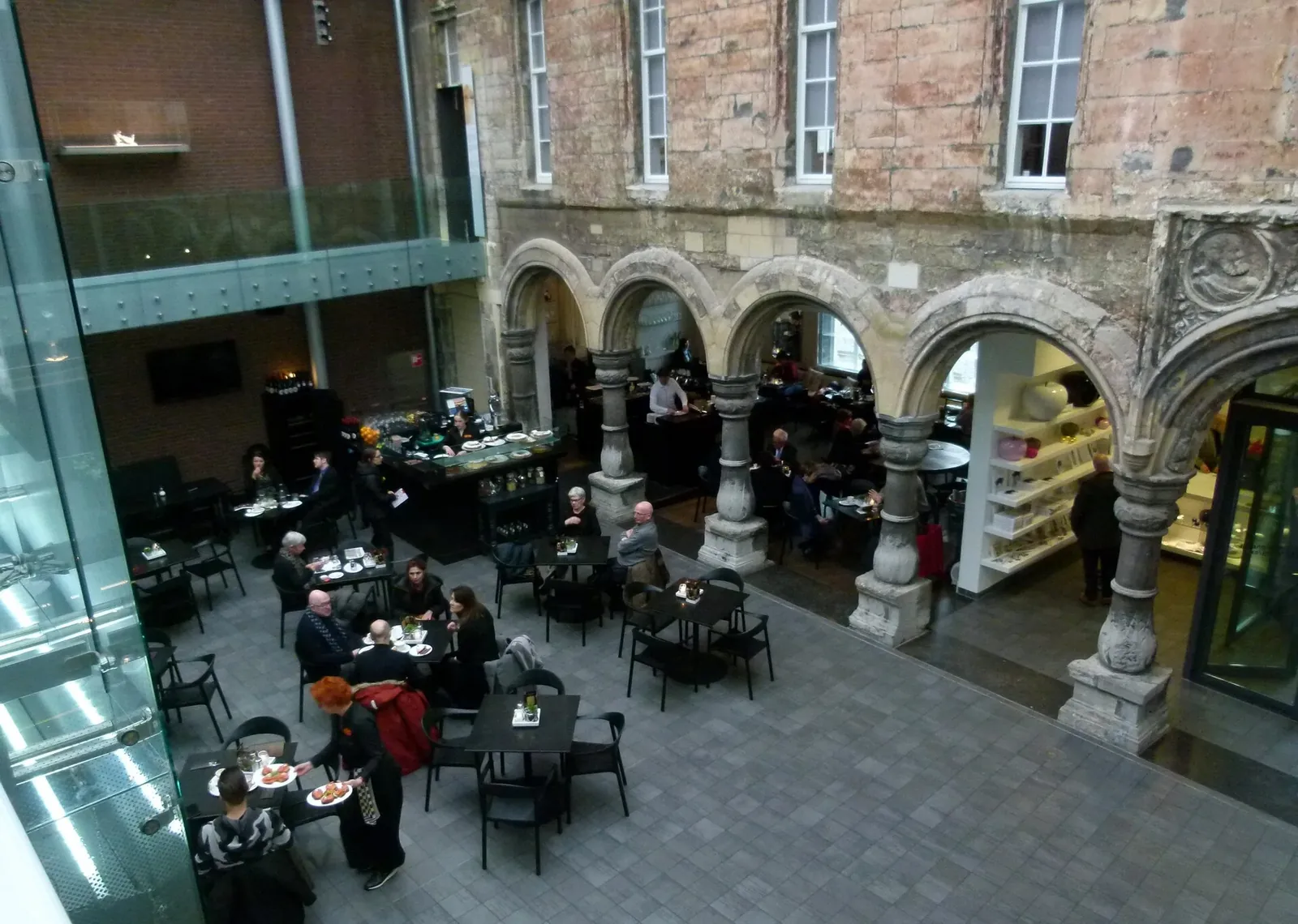 Steinerne Säulengalerie am Innenhof des Museums mit modernem Steg.
