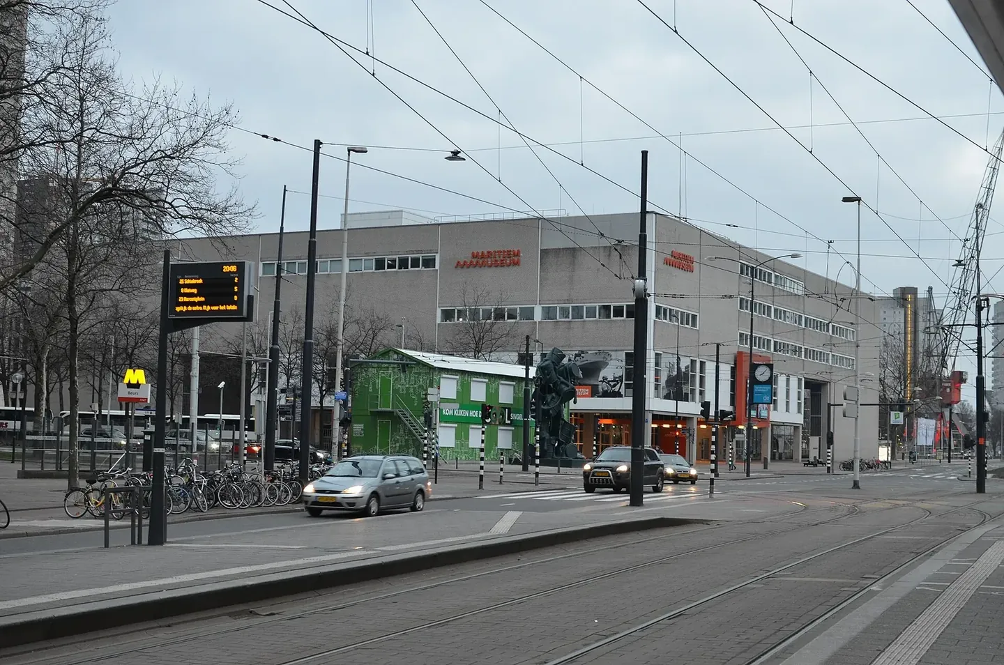 Buitenzijde van het Maritiem Museum in Rotterdam met straat en trambaan op de voorgrond.
