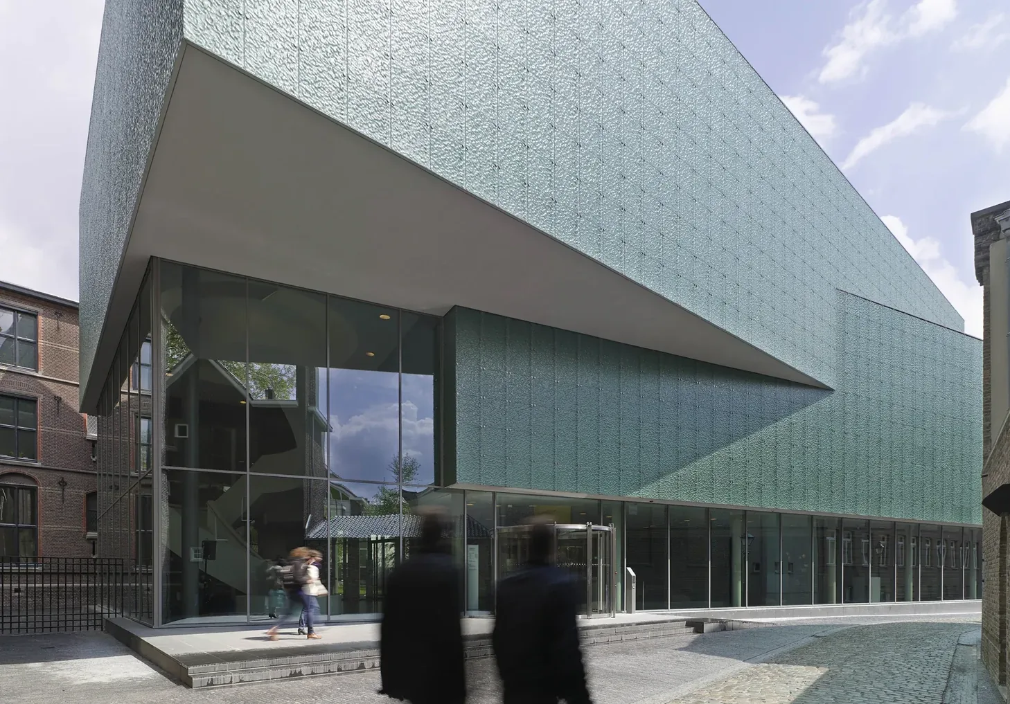 Modernes Museumsgebäude in Den Bosch mit verglastem Erdgeschoss und hellblauer Glasfassade.