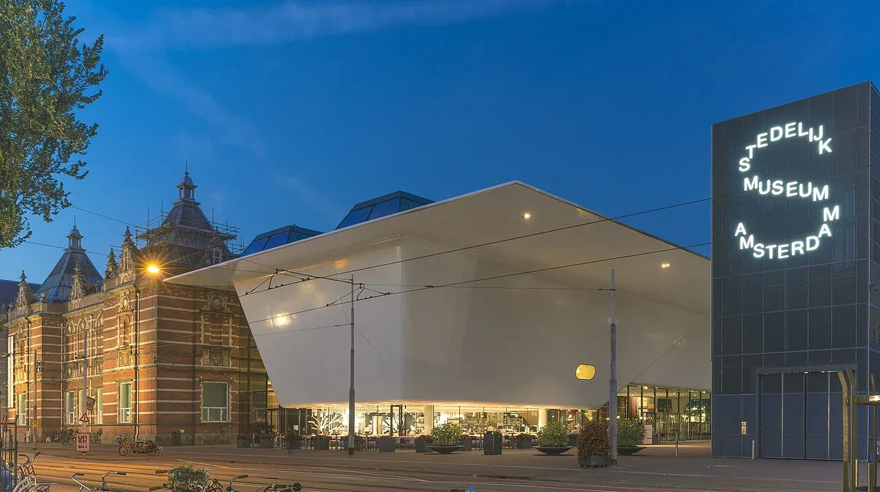 Buitenzijde van de nieuwere vleugel van het Stedelijk Museum Amsterdam in de avond.