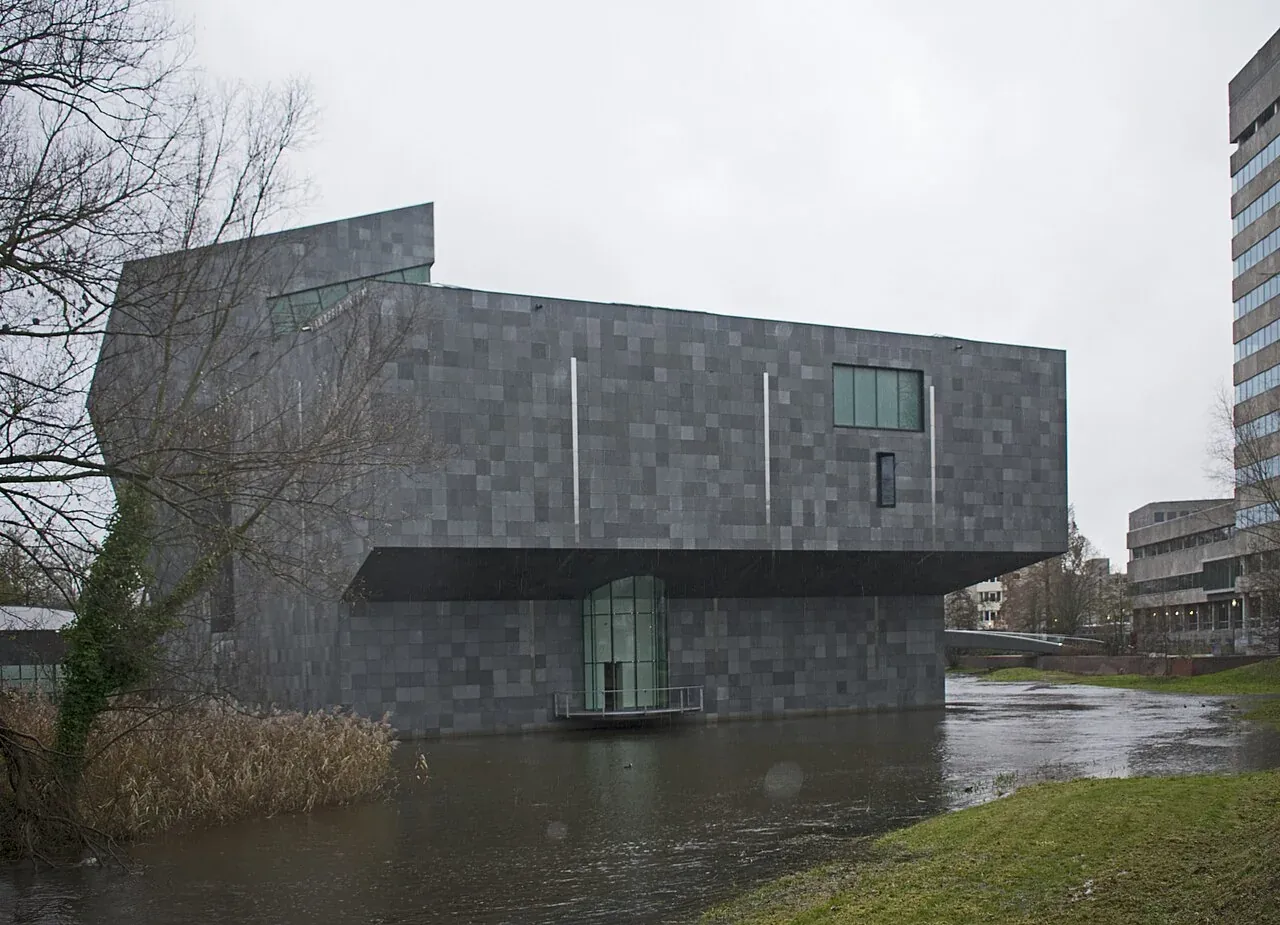 Extension gris foncé du musée au bord de l’eau.