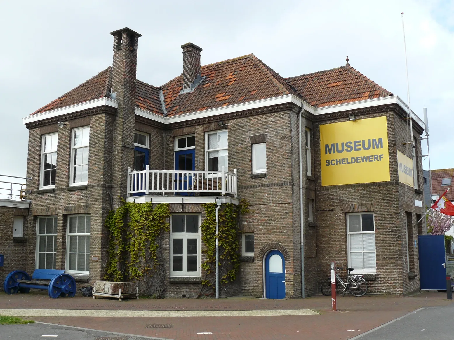 Bakstenen gebouw van Museum Scheldewerf met een geel museumbord.