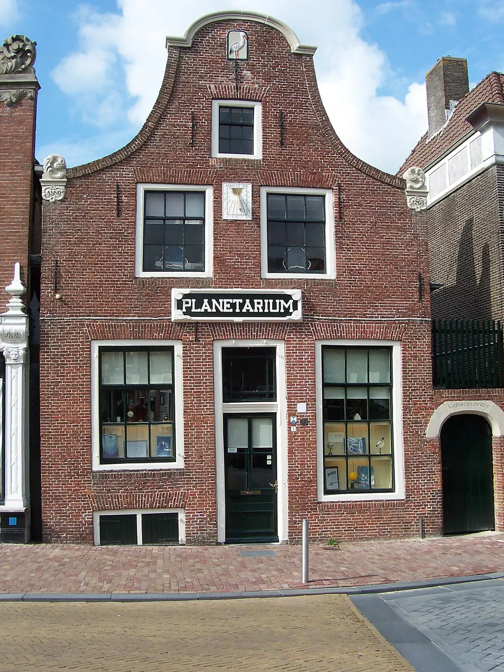 Façade en brique avec une enseigne Planetarium sur la Eise Eisingastraat.