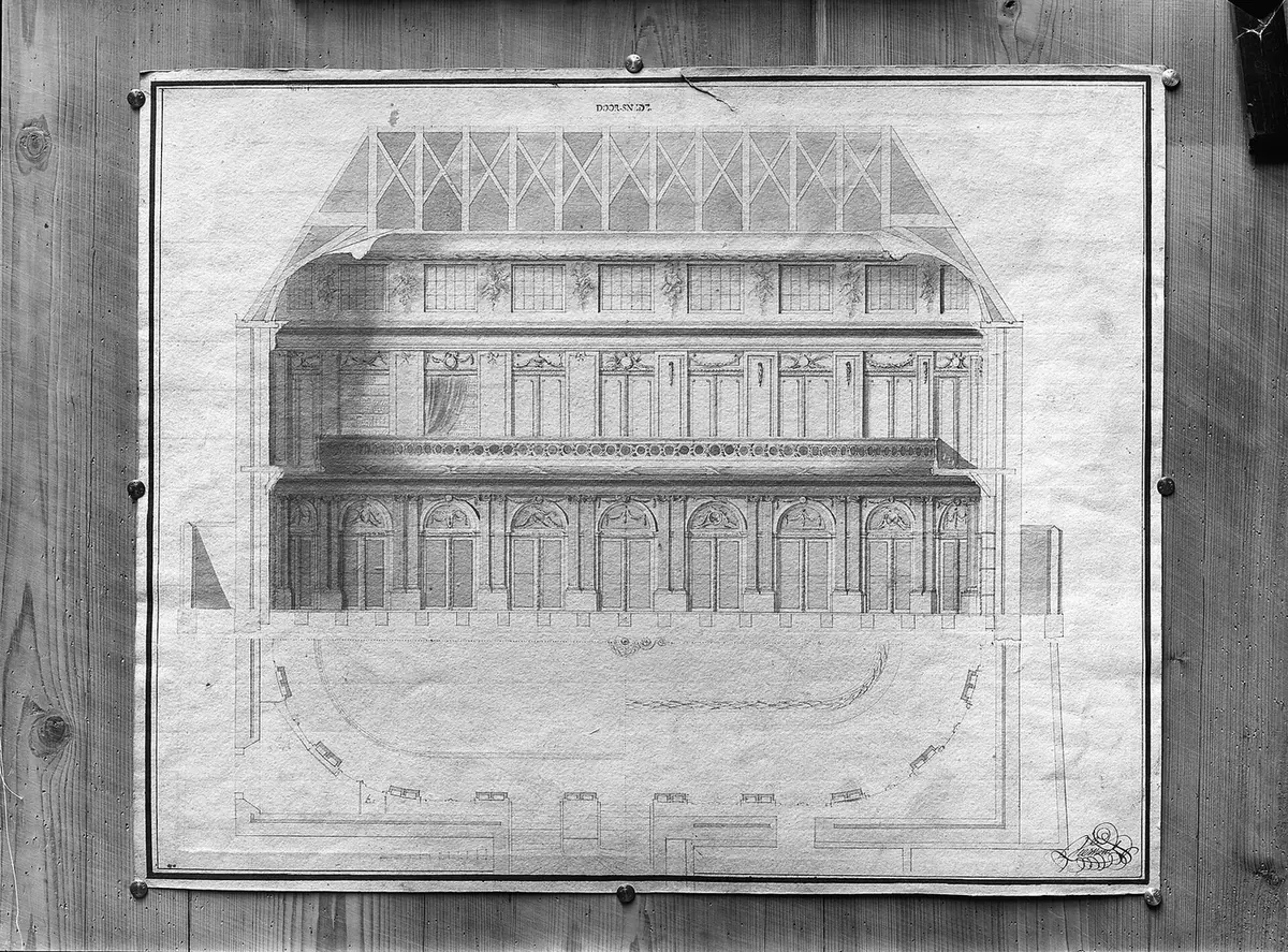 Historische ontwerptekening met doorsnede en ovale plattegrond van de museumzaal.