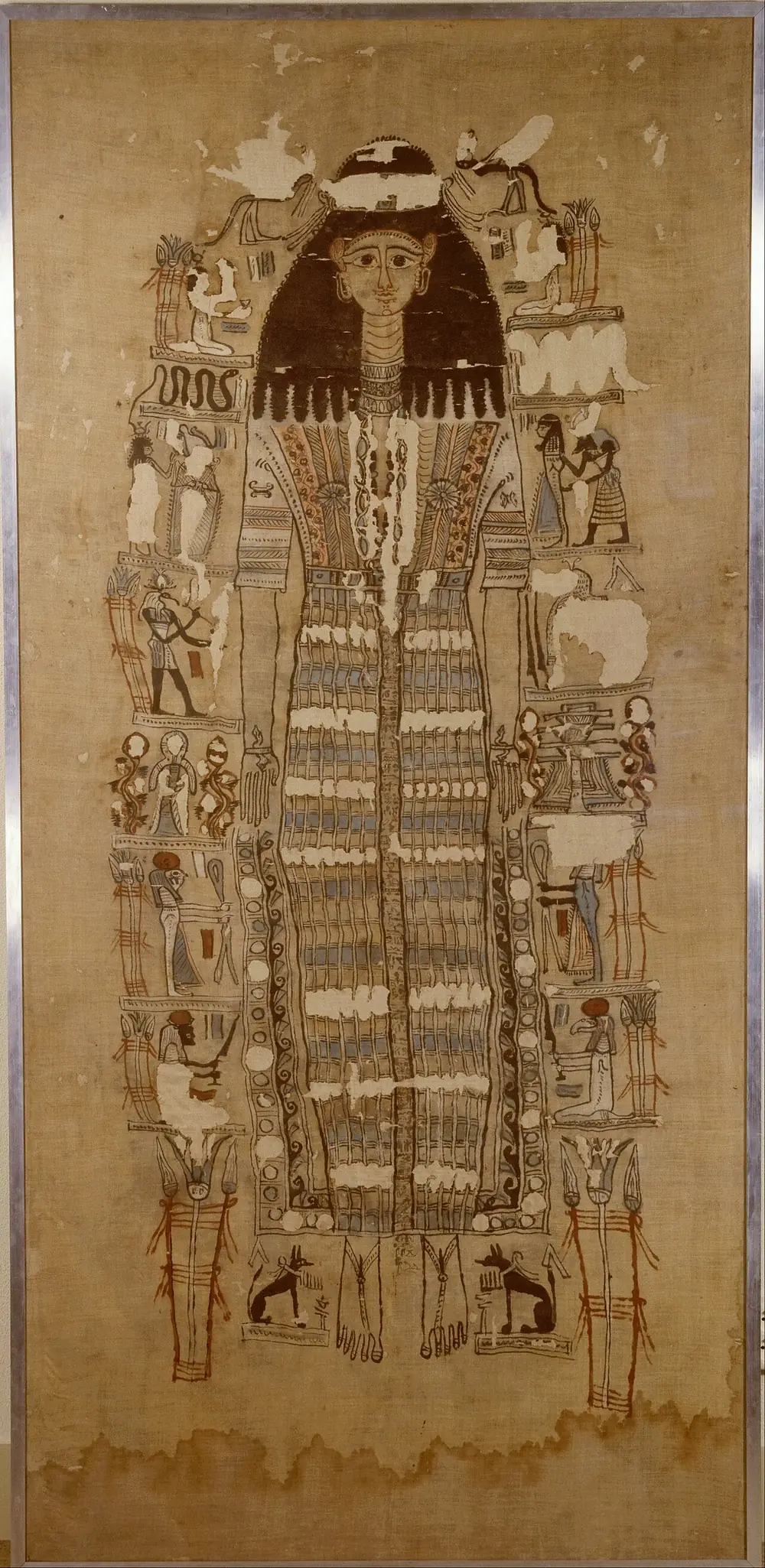 Oude Egyptische lijkwade met een centrale vrouwelijke figuur en religieuze voorstellingen op linnen.