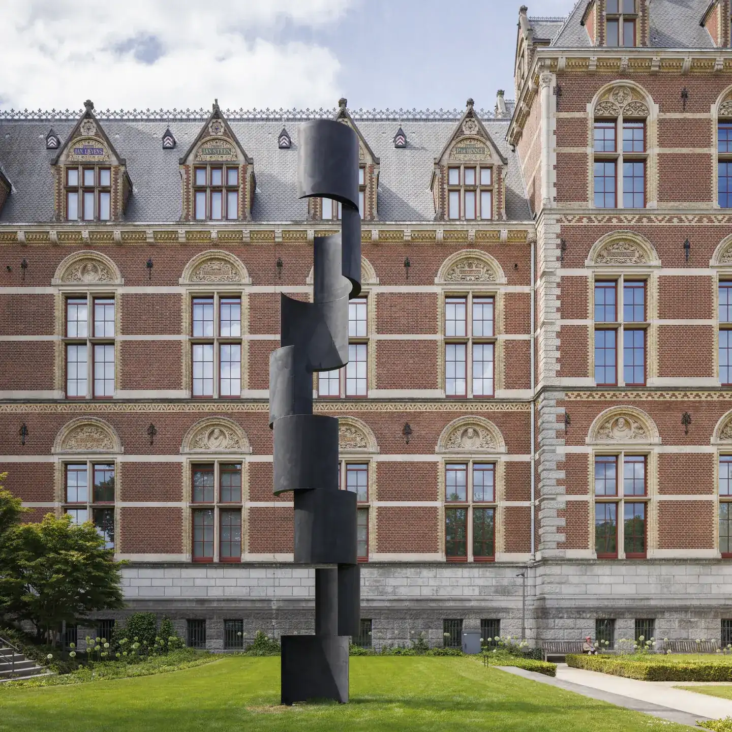 Carel Vissers hohe Stahlskulptur Jacobsladder vor der Fassade des Rijksmuseum.