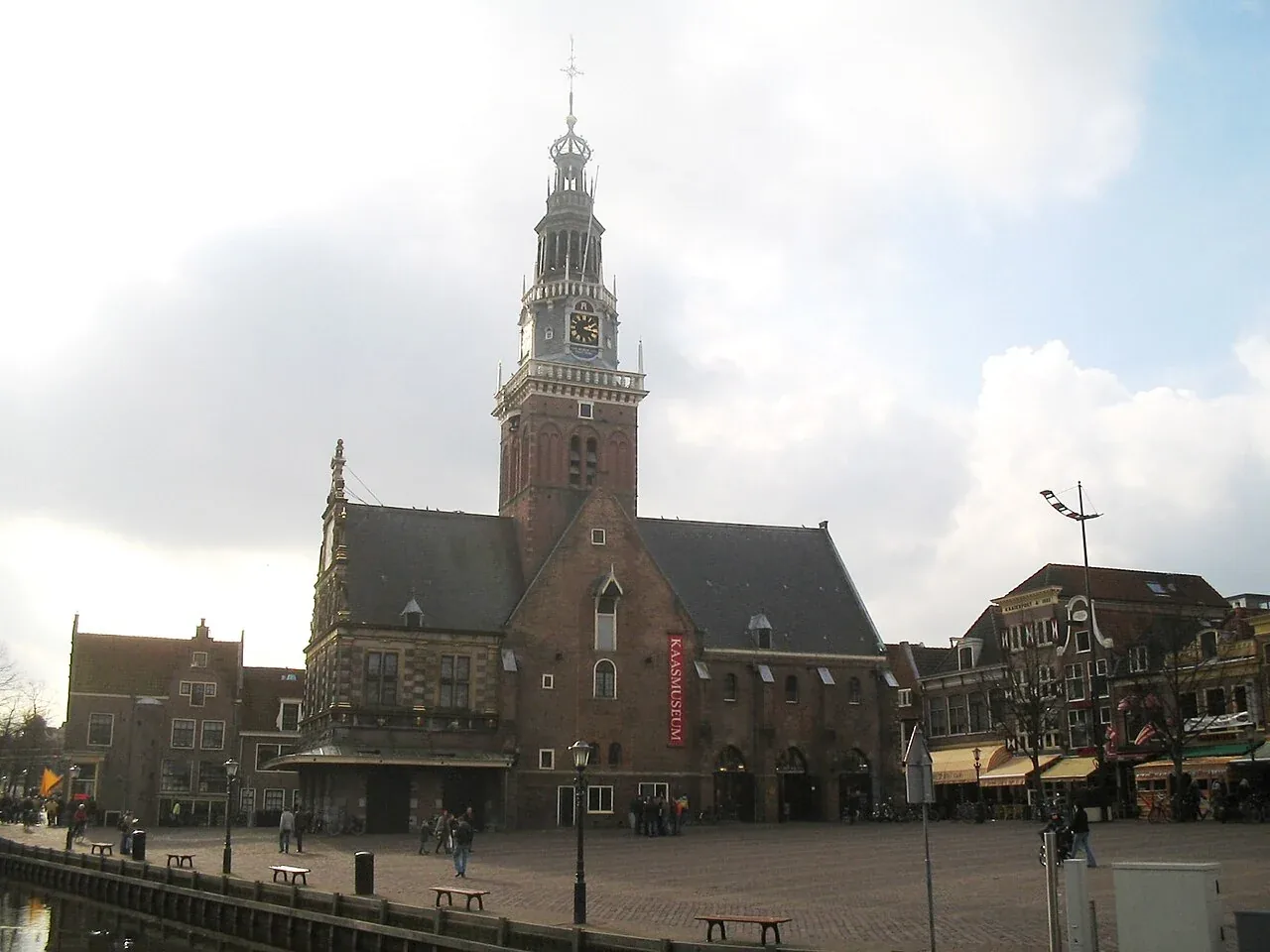 Waaggebäude mit Turm am Waagplein in Alkmaar auf einem Foto von 2006.