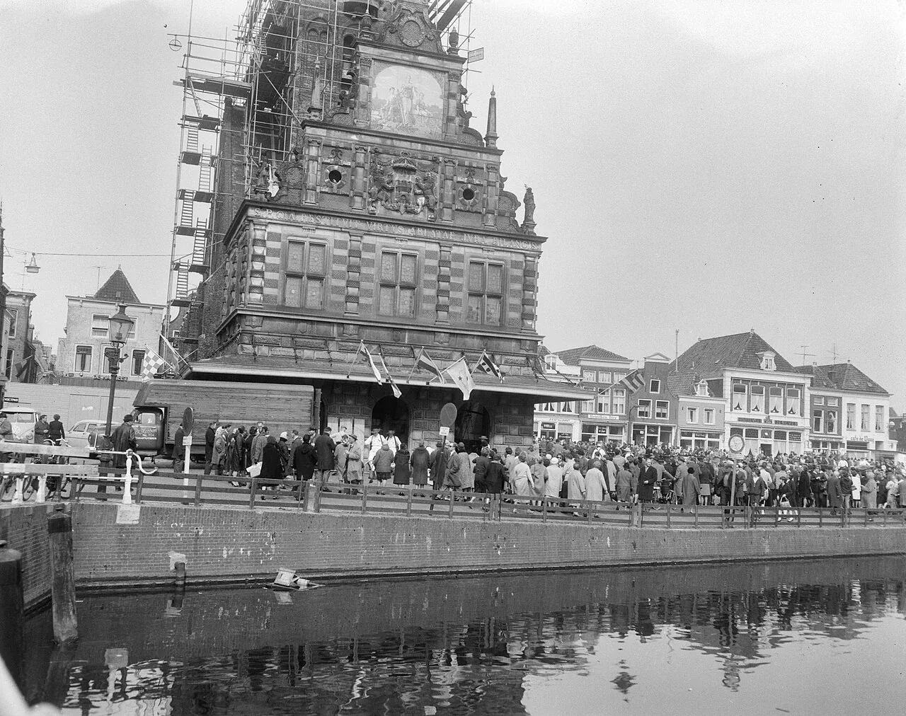 Schwarzweißfoto von 1966 mit Menschenmenge und Käseträgern an der Alkmaarer Waag.