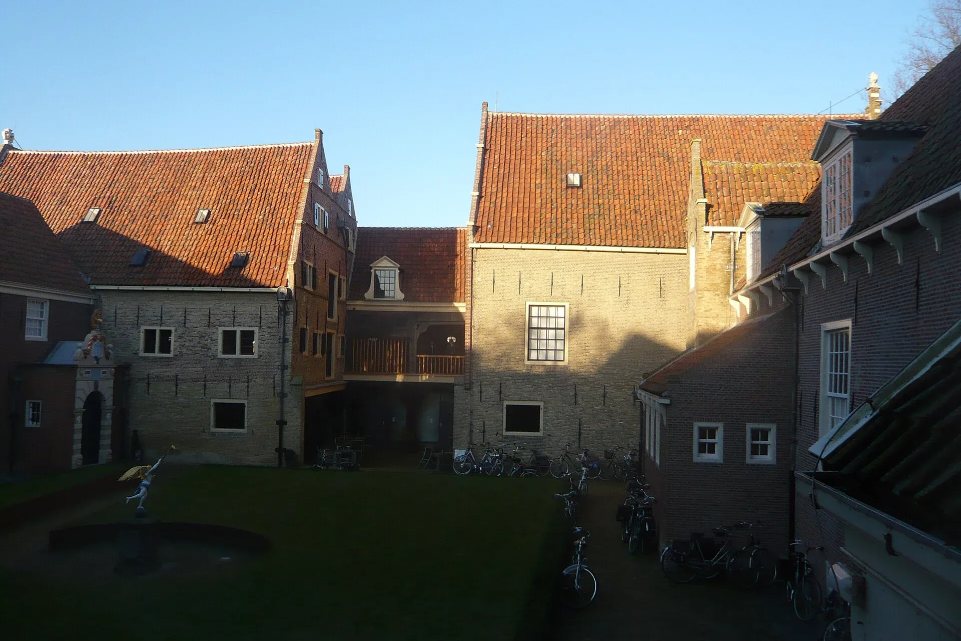 Bâtiments historiques autour de la cour du Zuiderzeemuseum à Enkhuizen.