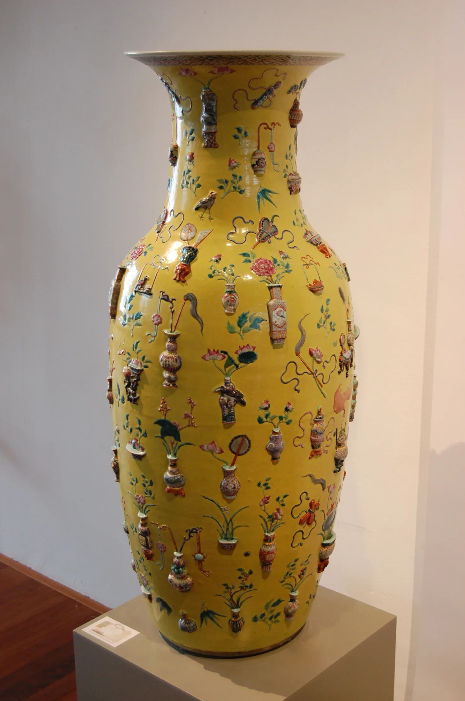 Reich verzierte gelbe Keramikvase aus der Sammlung des Princessehof.