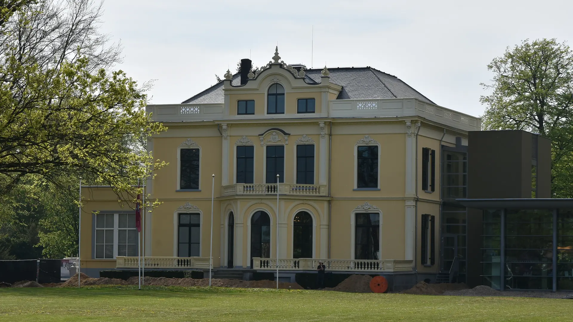 Façade jaune de la villa Hartenstein, Airborne Museum à Oosterbeek, pendant des travaux en 2019.