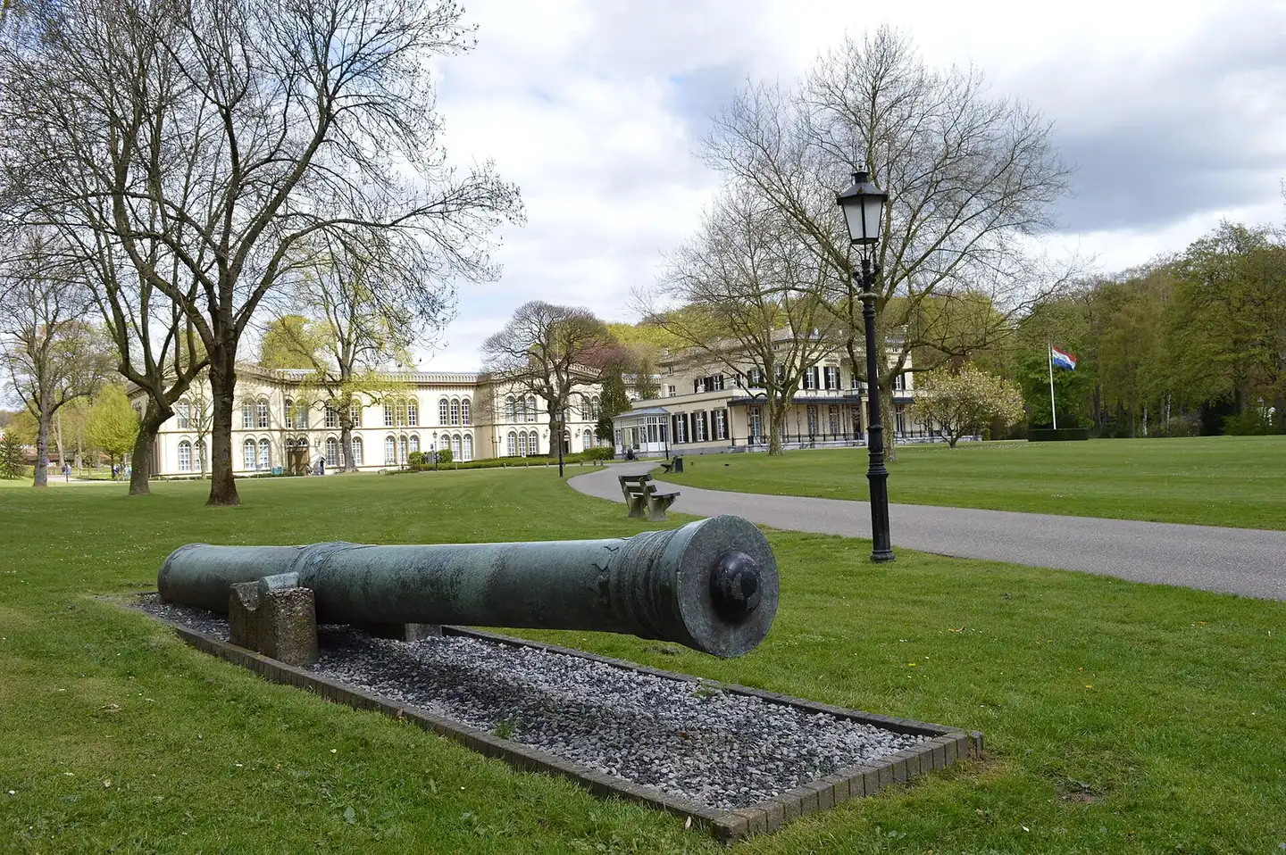 Domaine Bronbeek avec ses bâtiments et un canon au premier plan.