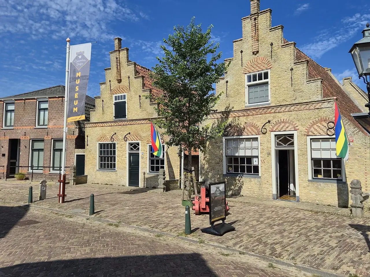 Zwei Treppengiebel des Museums in West-Terschelling.