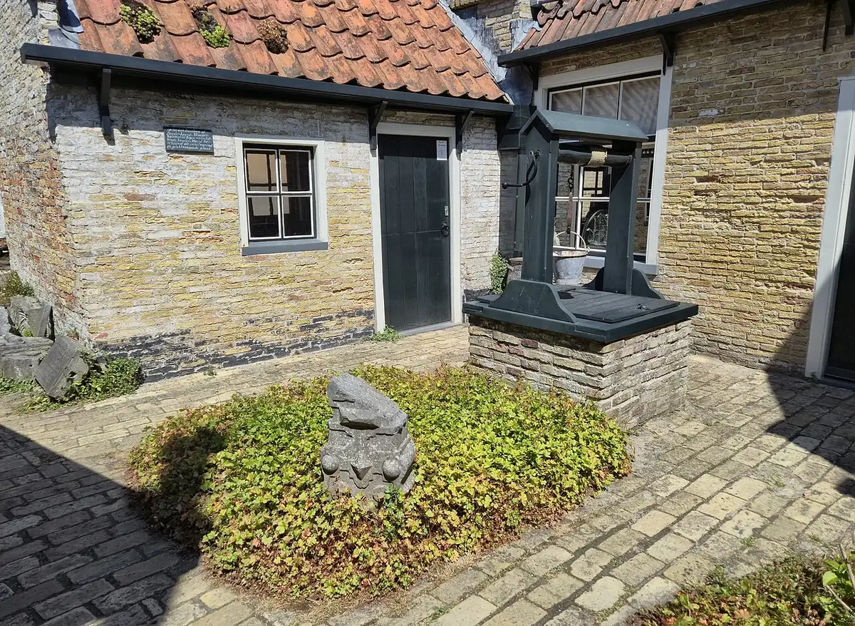 Innenhof des Museums mit Brunnen.