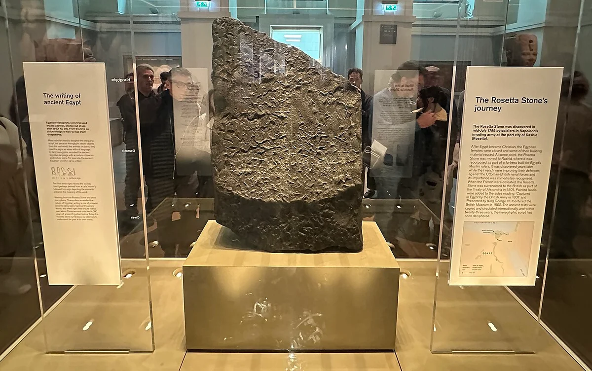Achterzijde van de Steen van Rosetta in het British Museum.