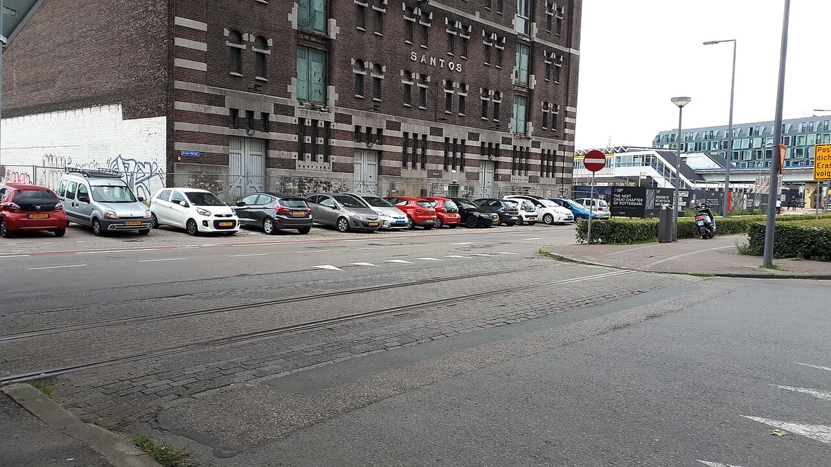 Pakhuis Santos en het havenspoor in Rotterdam, 2020. Historisch beeld van vóór de opening van het museum.