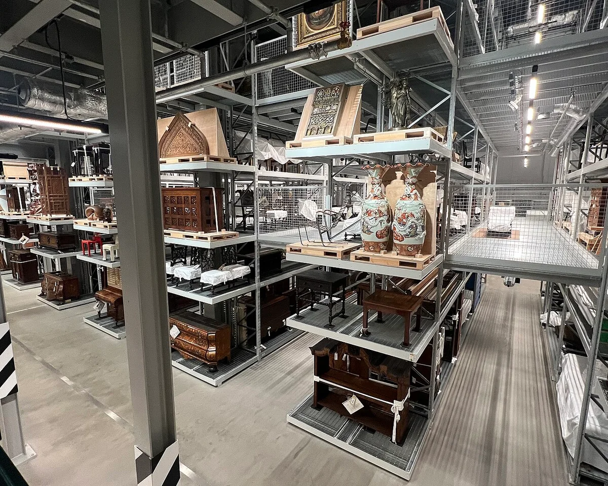 Collectieobjecten in V&A East Storehouse in Londen.