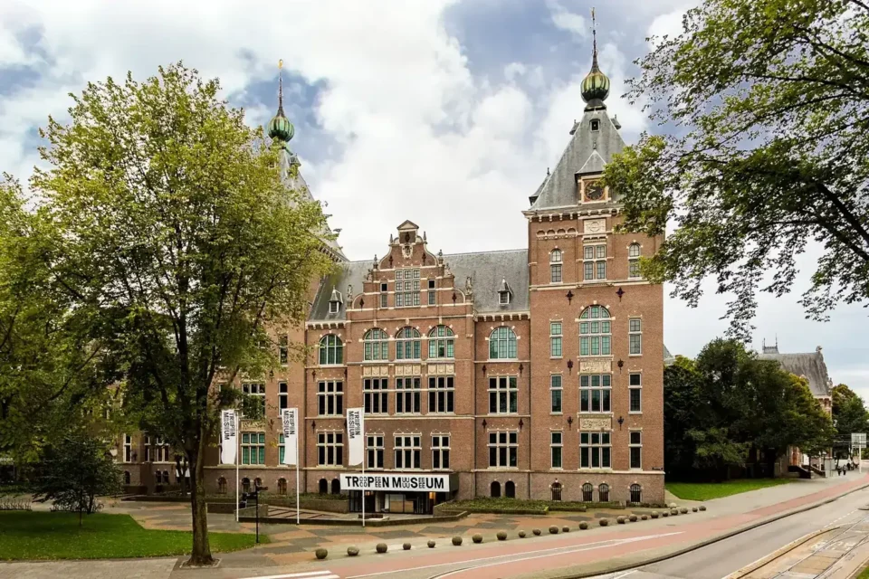 Monumentale gevel van het Wereldmuseum Amsterdam, voorheen Tropenmuseum.