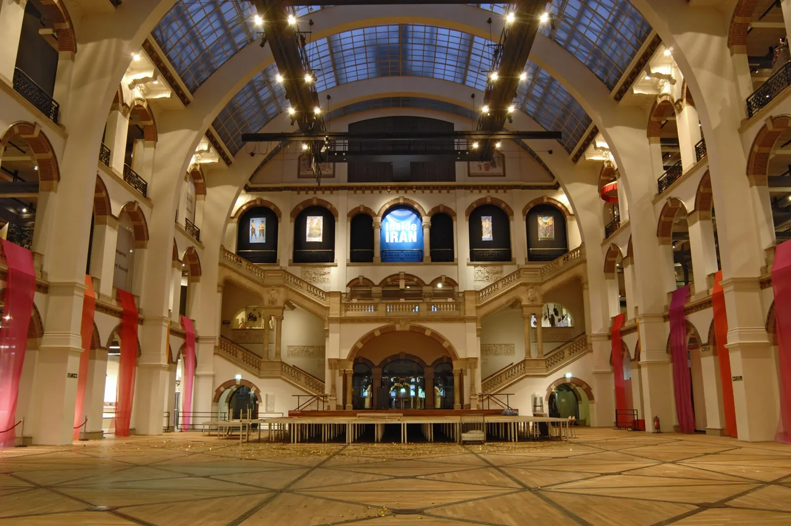 Centrale Lichthal van het Wereldmuseum Amsterdam met zicht op galerijen.