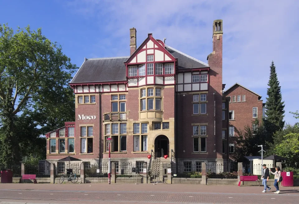 Buitenzijde van Villa Alsberg aan het Museumplein in Amsterdam.