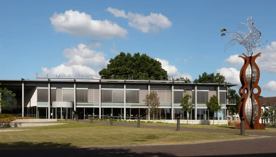 Voorzijde van het Limburgs Museum met open parkruimte in Venlo.