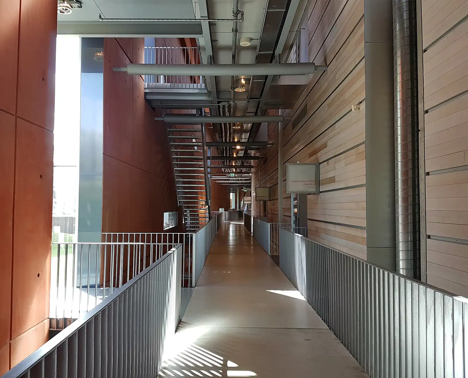 Gang met hekwerk, wanden en constructie in het Limburgs Museum.