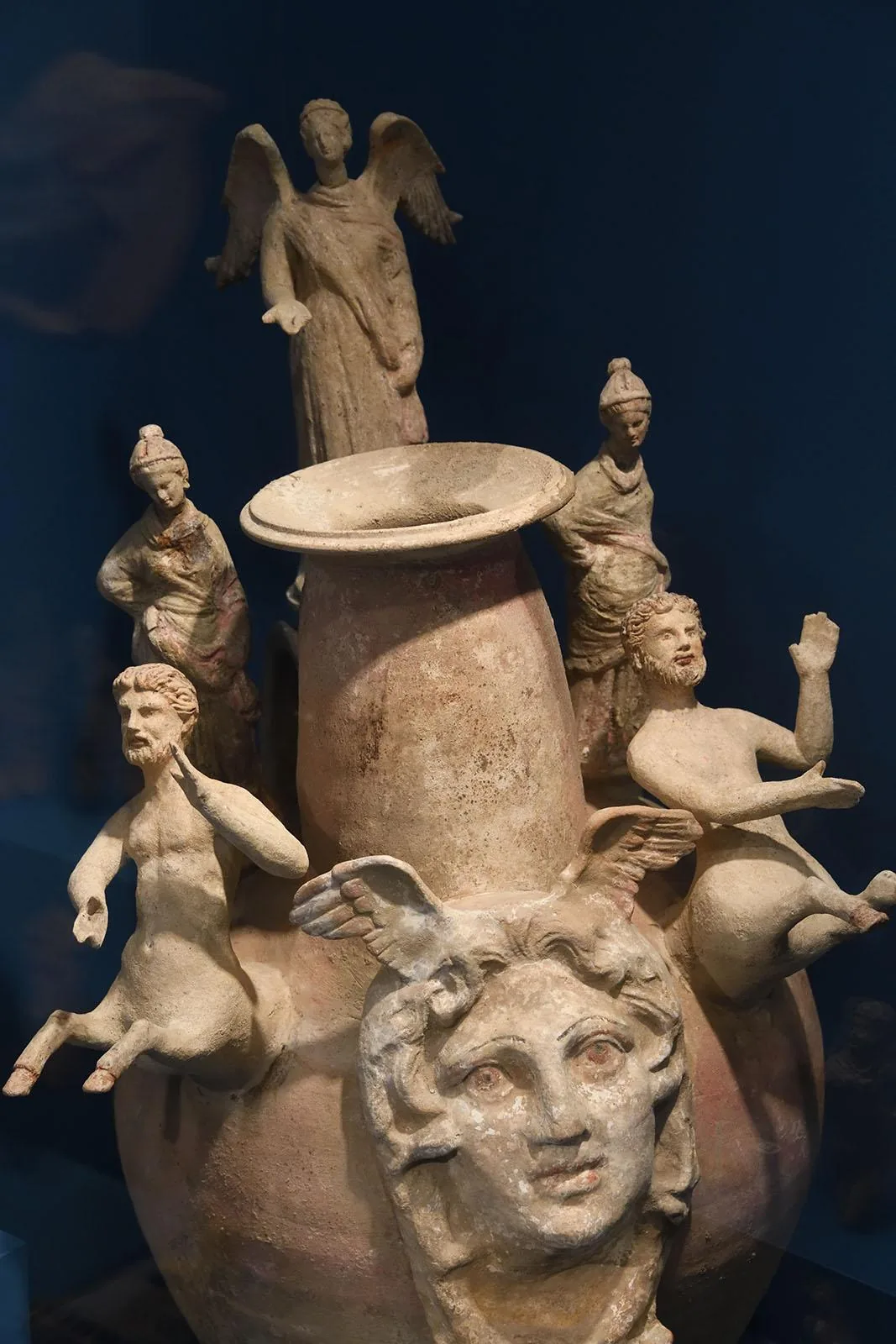 Hellenistische terracotta grafvaas met uitbundige versiering.