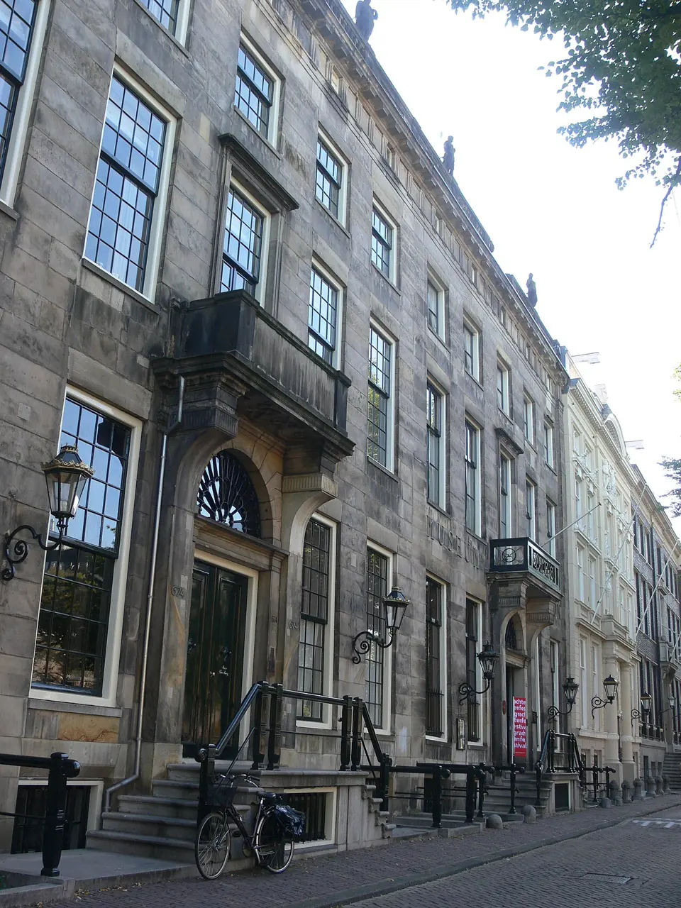 Gevel van Museum Van Loon aan de Keizersgracht.