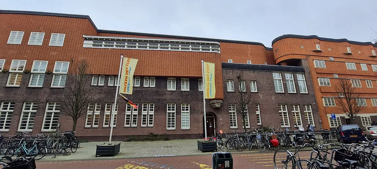 Bakstenen gevel van wooncomplex Het Schip.