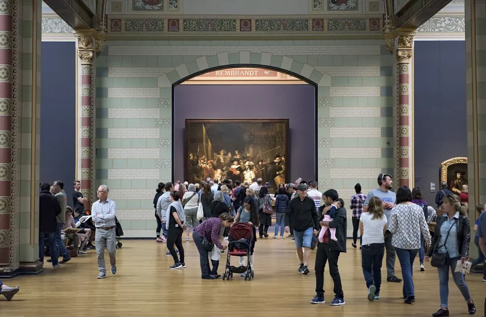 Bezoekers in de Eregalerij van het Rijksmuseum voor de Nachtwacht.