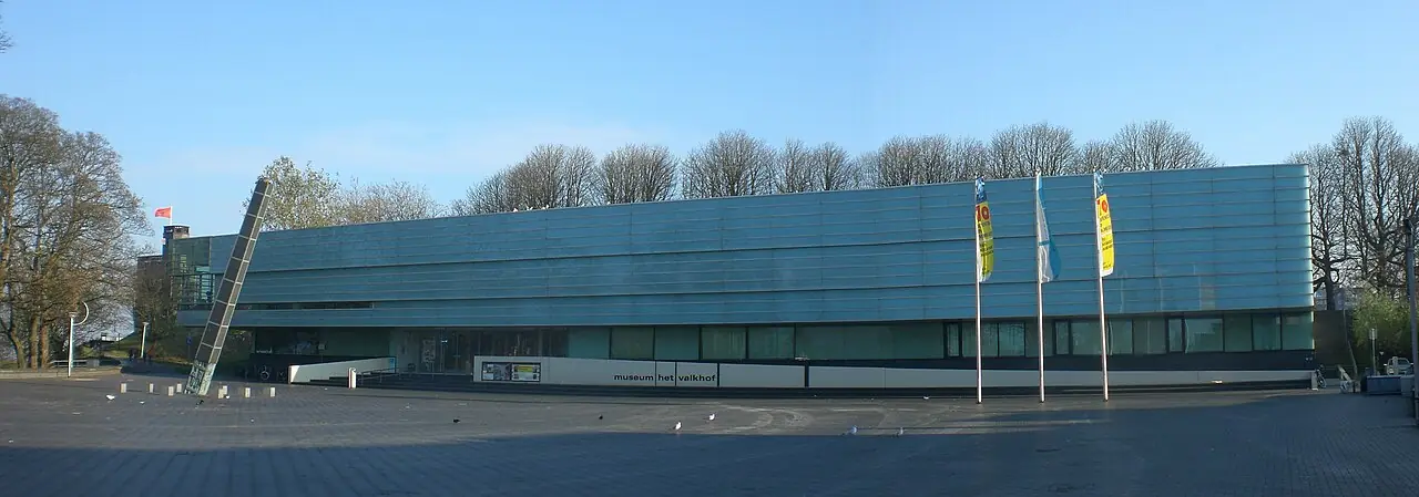 Panoramafoto van het Valkhof Museumgebouw in 2007, vóór de renovatie.